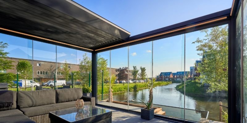 Blick von innen durch die Glasschiebewände auf einen Kanal