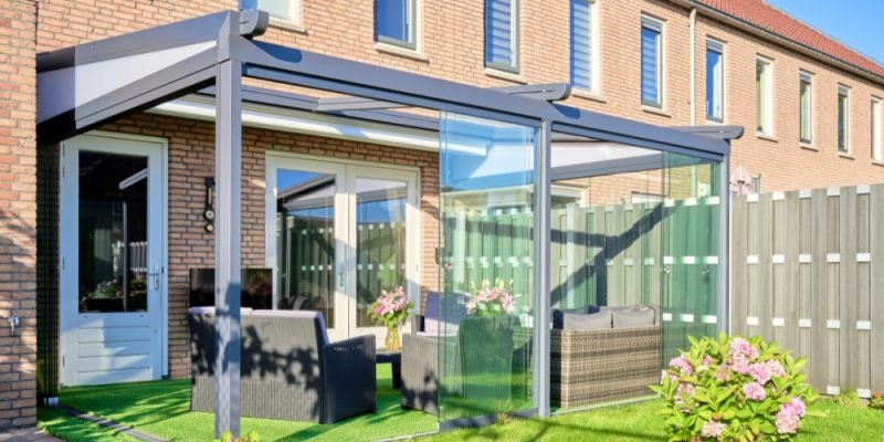Faltdach-Pergola mit integrierter LED-Beleuchtung in den Dachprofilen